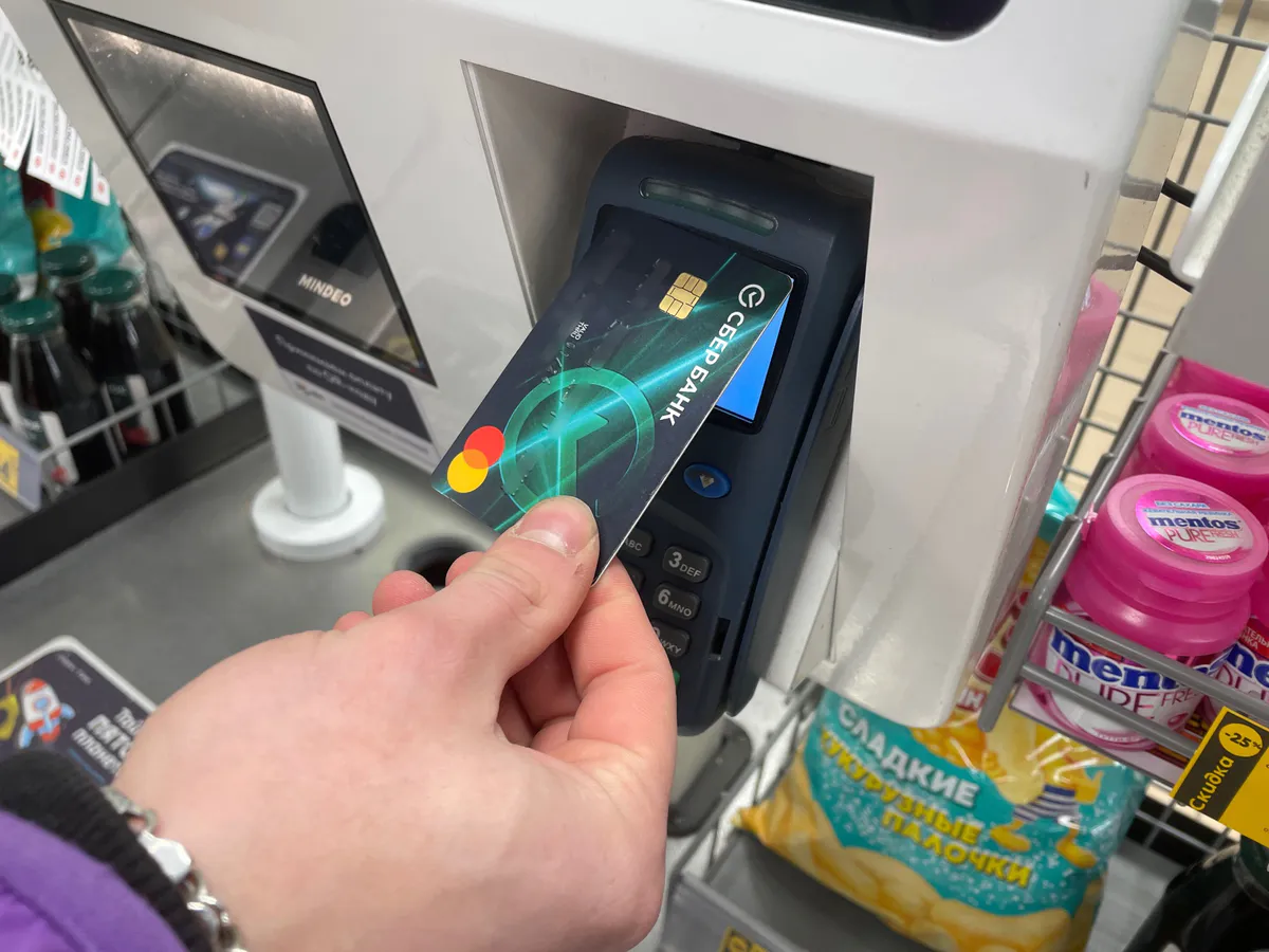 «С сегодняшнего дня – запрещено». Всех, кто кладет деньги на карту, ждет сюрприз