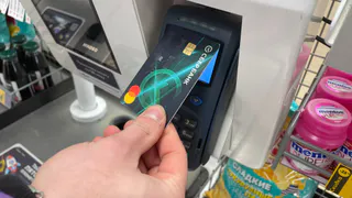 «С сегодняшнего дня – запрещено». Всех, кто кладет деньги на карту, ждет сюрприз