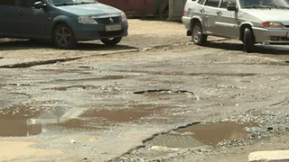 Рейд по рязанским дорогам: ямочный ремонт не помог улице Островского