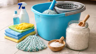 Стала мыть полы солёной водой — перемены в доме заметила вся семья: зачем добавлять соль в ведро