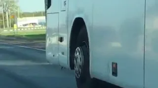 Очевидец снял на видео "взлетающий" автобус