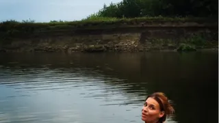 Актриса Любовь Толкалина искупалась нагишом в рязанской речке