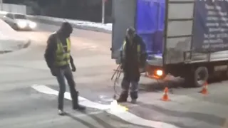 Зачем? В Рязани на разбитую дорогу наносят свежую разметку