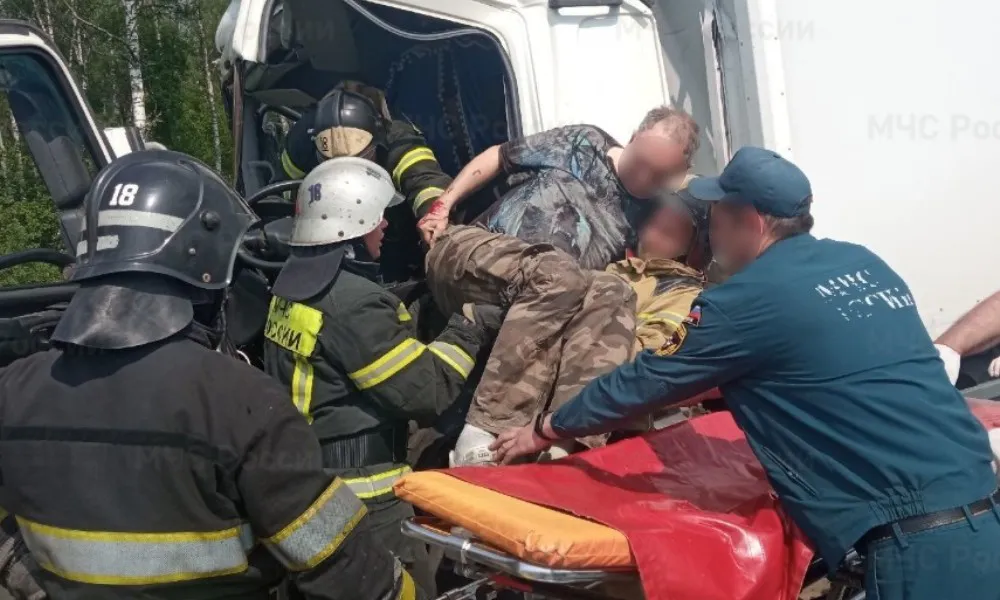 В Вязниковском районе спасатели вытащили человека из искорёженного в ДТП авто