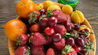 Питает лучше навоза, защищает круче химии: чем посыпать грядки, если вам нужны килограммы клубники