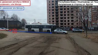 В Сыктывкаре рейсовый автобус «догнал» автомобиль Skoda Octavia