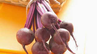 Не варю свеклу часами — нужно лишь 15 минут: есть одна уловка при варке — получается вкуснее и без запаха на весь дом