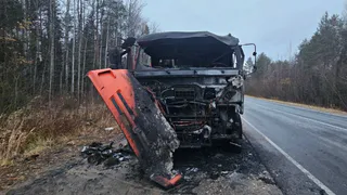 На трассе под Сыктывкаром из-за технической неисправности вспыхнул КАМАЗ