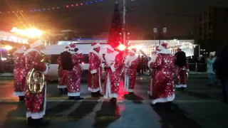 В Рязани прошел парад Дедов Морозов: видео- и фоторепортаж