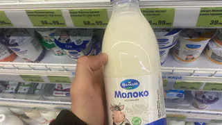 «Простая белая водичка»: Росконтроль назвал марки молока, которые нельзя покупать даже по скидке