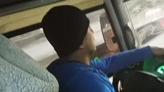 Хам за рулём: водитель рязанской маршрутки материл пассажиров и обвинял их в поломке двери