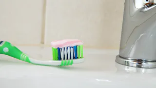 Берем пустой тюбик от зубной пасты – и спасаем урожай от вредителей: главный помощник всех дачников