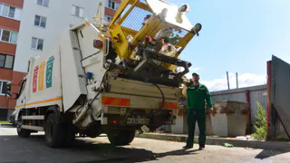 Как рязанский мусор становится ценным сырьем: репортаж из кабины мусоровоза