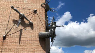 Строителям мешает скульптура на фасаде ДК Птицеводов - ее хотят убрать