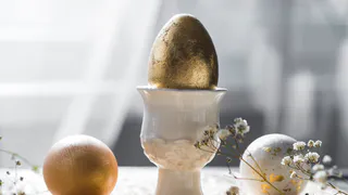 Ярче, чем с луковой шелухой: этот овощ поможет покрасить в золотой — пасхальные яйца будут краше драгоценных камней