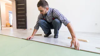 Утеплил пол на даче, чтобы сократить счета за обогрев: сам не рассчитывал на такой эффект, но все сработало