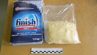 Брянская таможня не даёт добро: в посылке обнаружена крупная партия наркотика