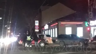 Образовалась пробка: в центре Рязани столкнулись “Нива” и Jeep