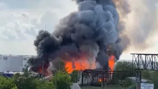 В сети появилось видео пожара на складе в Рыбном