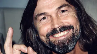 На презентации своей выставки в Рязани  Никас Сафронов щедро раздавал  обещания