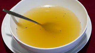 Куриный бульон будет прозрачнее слезы: вот что добавьте при варке мяса — суп будет ароматным и вкусным