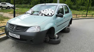 На понятном языке: рязанцы сняли колеса с неправильно припаркованной машины