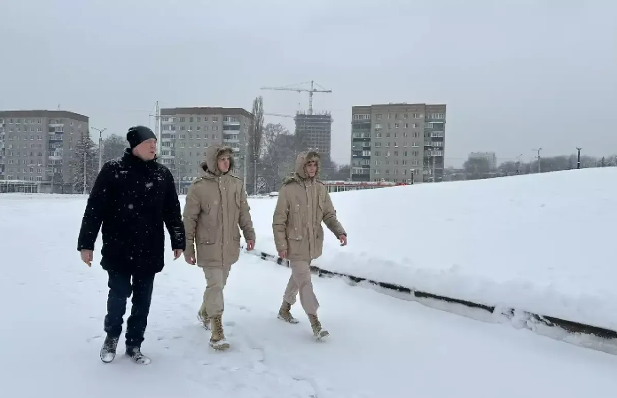 Памятник Победы поставили на охрану от любителей покататься на «ватрушках»