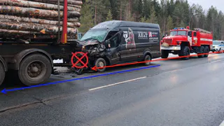 В Коми микроавтобус столкнулся с лесовозом: есть погибший 