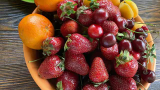 Это самая вредная ягода: а мы едим ее как деликатес, еще и детей заставляем