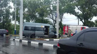 Маршрутка с пассажирами врезалась в столб у жд вокзала