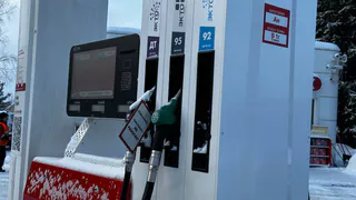 Такой трюк с заправочным пистолетом поможет залить полный бак бензина в автомобиль - куда нажимать