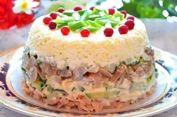 Вкусный и легкий салат с курицей и грибами
