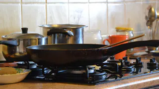 Кладу сковороду в полиэтиленовый пакет, и нагар отлетает в миг — любуюсь отражением