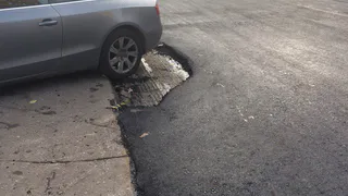 На ул. Ленина рабочие не смогли положить асфальт из-за припаркованной машины