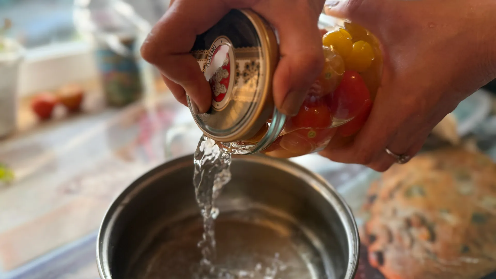 Взрываются вкусом во рту: Соседка по даче рассказала рецепт маринада для сочных помидоров – закрутила 10 банок и все мало