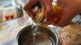 Взрываются вкусом во рту: Соседка по даче рассказала рецепт маринада для сочных помидоров – закрутила 10 банок и все мало