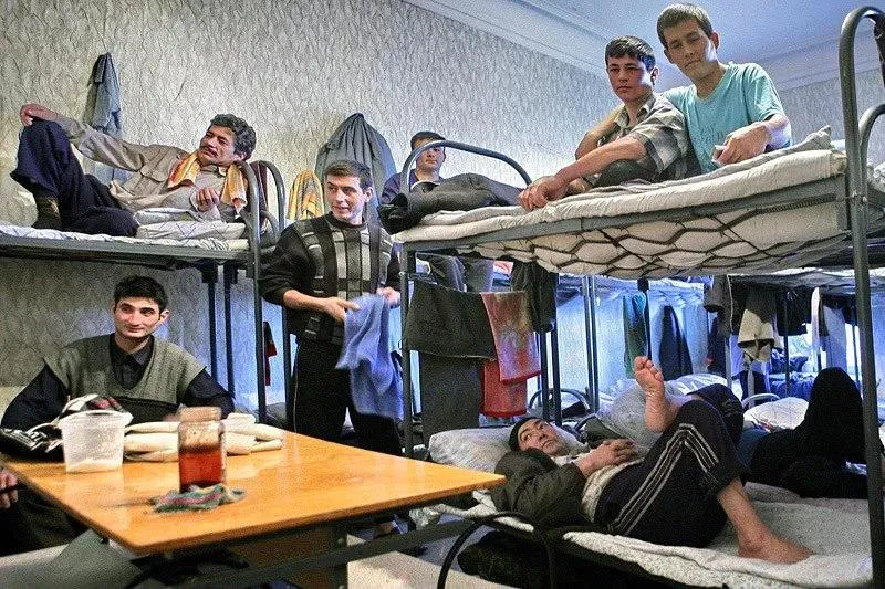 Пенсионеру в квартиру через "Госуслуги" подселили восемь мигрантов