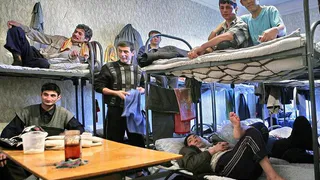 Пенсионеру в квартиру через "Госуслуги" подселили восемь мигрантов