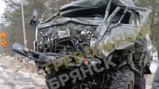 На брянской трассе столкнулись военный грузовик и фура с картошкой