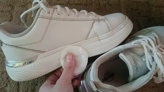 3 капли копеечного средства на ватный диск - и трем белую подошву: уйдут даже самые стойкие желтые пятна