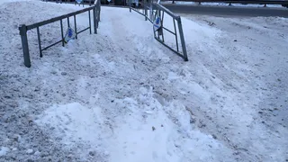 Владимирцы пожаловались на нечищеные тротуары и закопанную остановку в районе Огуречной горы