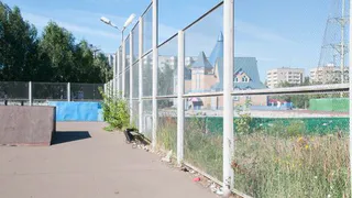 Горы мусора на спортплощадке