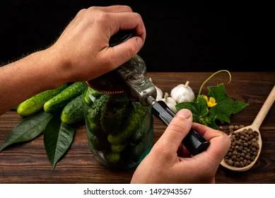 Назван "секретный" ингредиент, который наши бабушки обязательно использовали при засолке огурцов