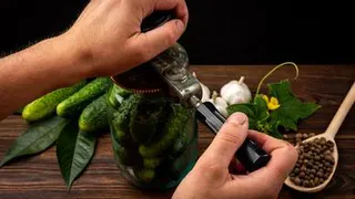 Назван "секретный" ингредиент, который наши бабушки обязательно использовали при засолке огурцов