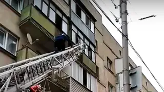 На улице Вокзальной спасли ребенка, повисшего на окне: видео