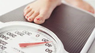 Назван необычный способ быстро избавиться от лишних калорий после застолья