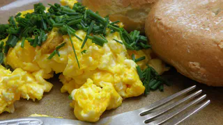 Яичница по-грузински чижи-бижи: невероятно вкусный завтрак за 5 минут — рецептом поделился друг грузин