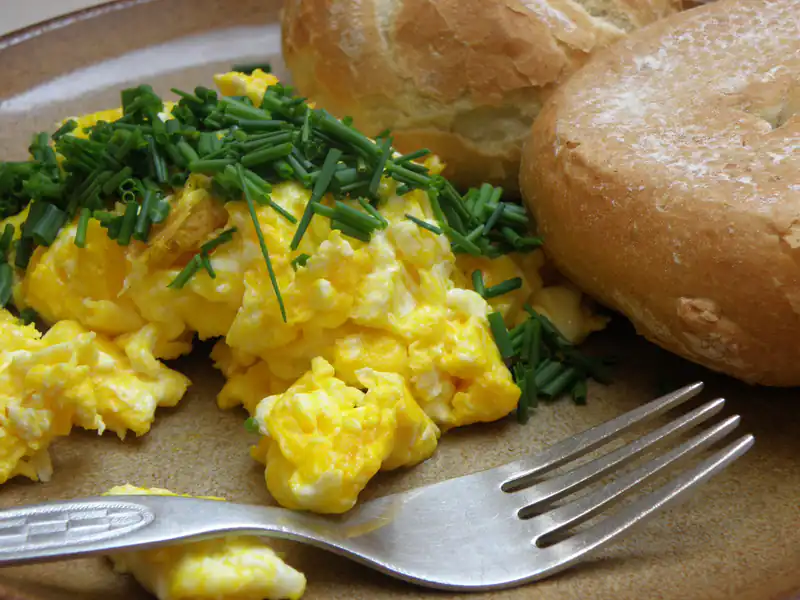 Яичница по-грузински чижи-бижи: невероятно вкусный завтрак за 5 минут — рецептом поделился друг грузин