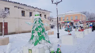 Оригинальные новогодние ёлки появились в центре Юрьев-Польского