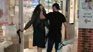 31 мая в ТЦ «Атрон» мужчина напал на девушку